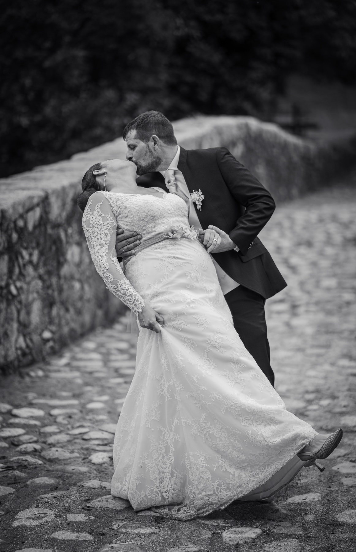 Pareja de novios fotografiada en blanco y negro