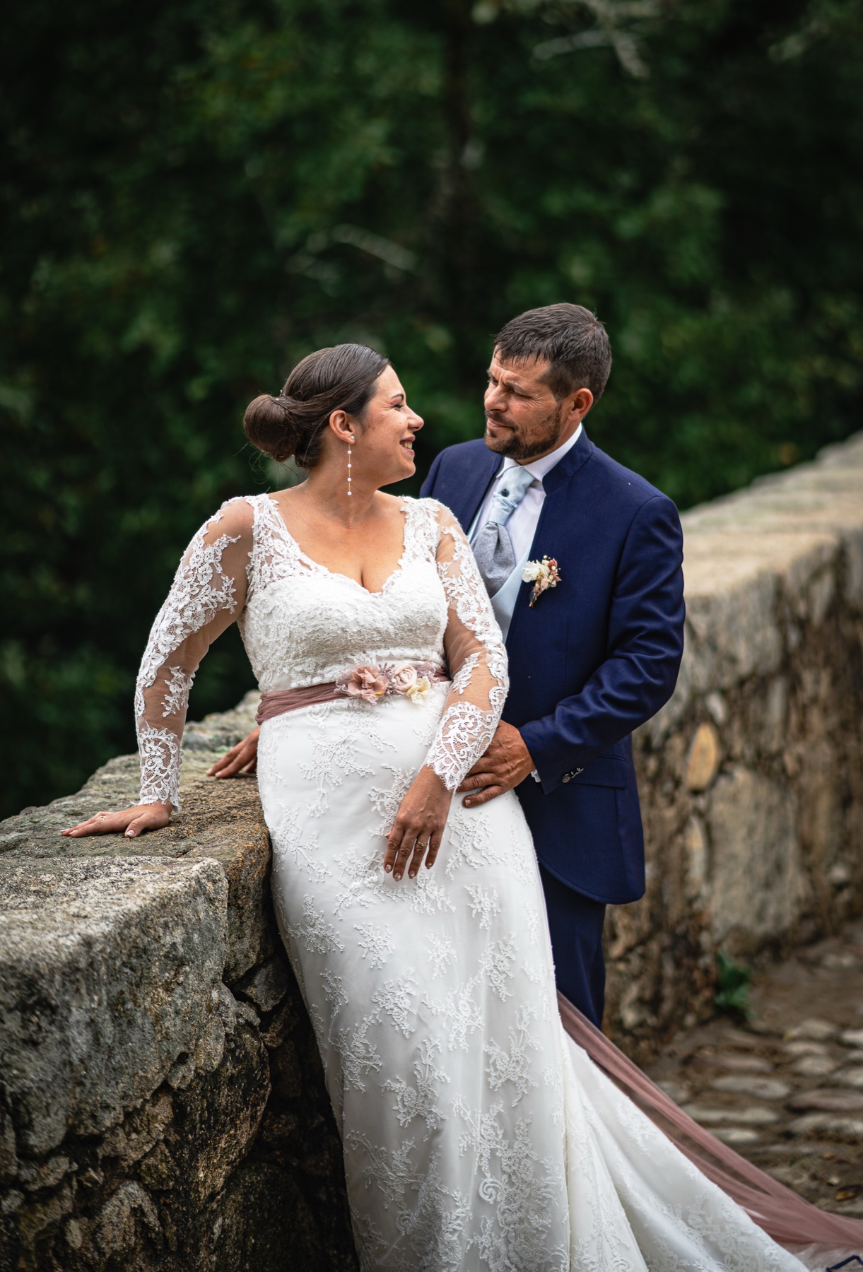 Retrato natural de una pareja durante su boda