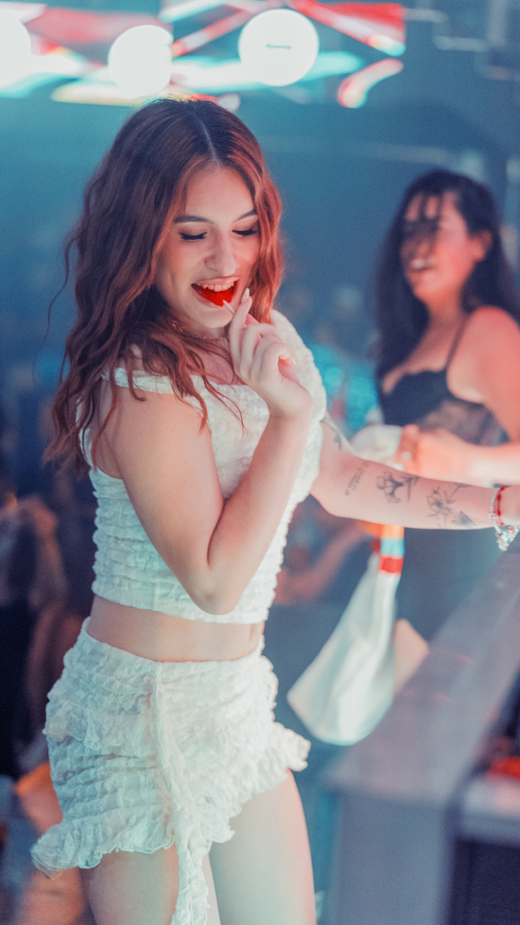 Fotografía social de una invitada durante un evento